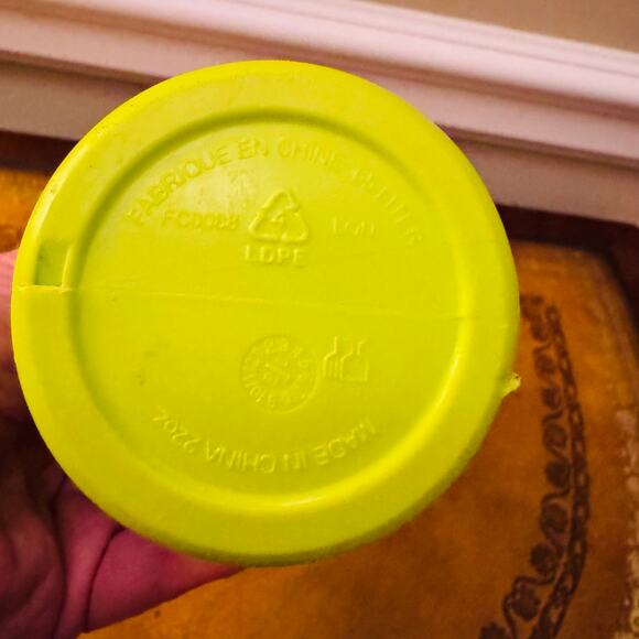 NIKE Big Mouth 22 oz Squeezable Push Pull Spout Neon Green Black Water Bottle - Picture 6 of 7